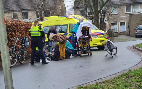 Vrouw met rollator raakt gewond na aanrijding met fietsster op Amelterhout in Assen.