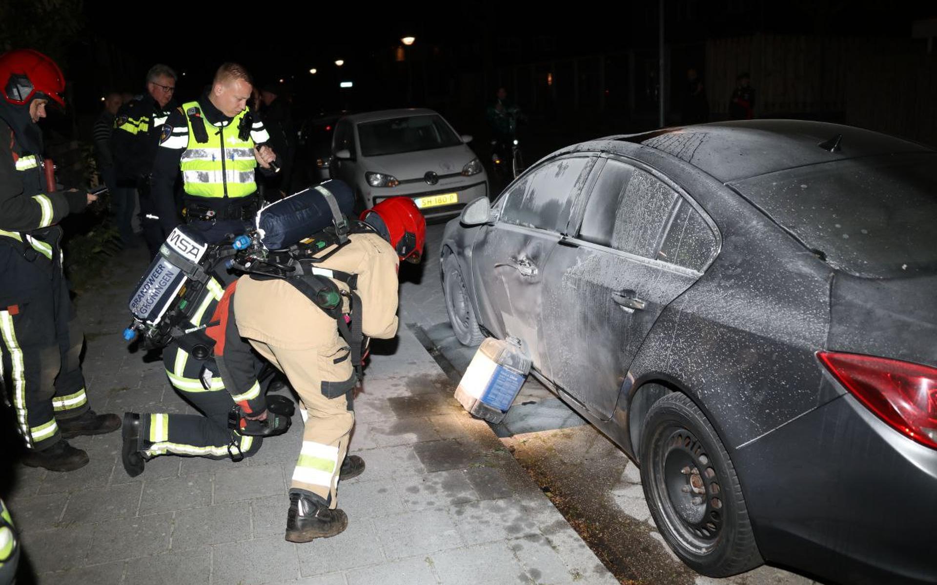 Tegen de geblakerde auto stond een jerrycan brandbare vloeistof.