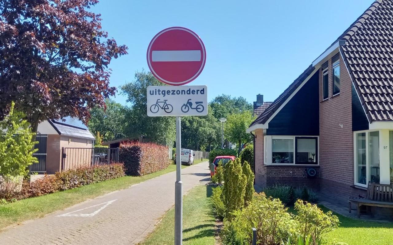 Vanaf de Ermerweg mogen automobilisten de Stroetweg niet meer inrijden. Vanaf de Ermerweg mogen automobilisten de Stroetweg niet meer inrijden.