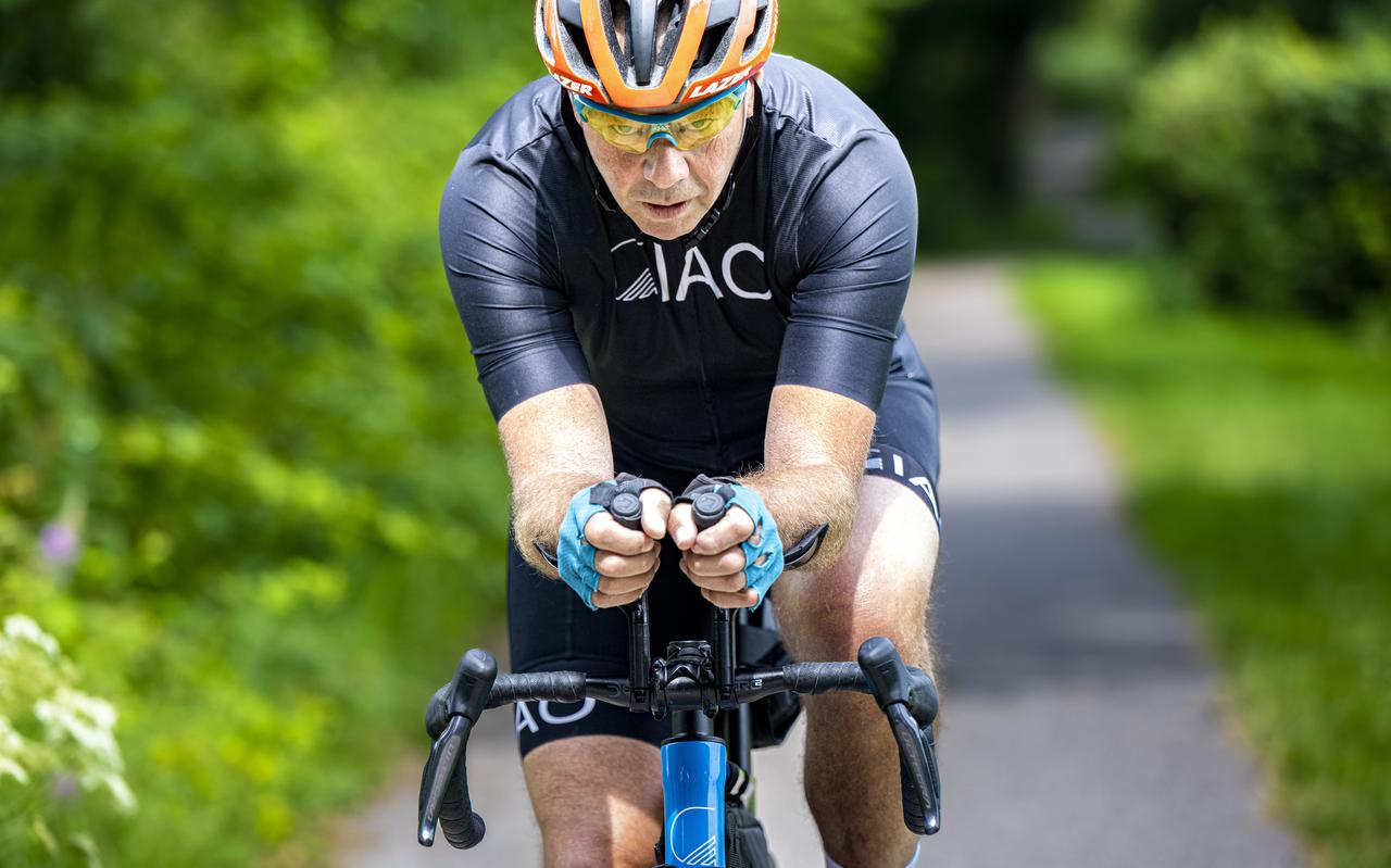 Egbert Darwinkel traint in volle concentratie voor zijn fietstocht van 4000 kilometer.