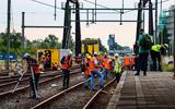 Medewerkers van Arriva zijn druk bezig met de trein die zondagavond ontspoorde. 