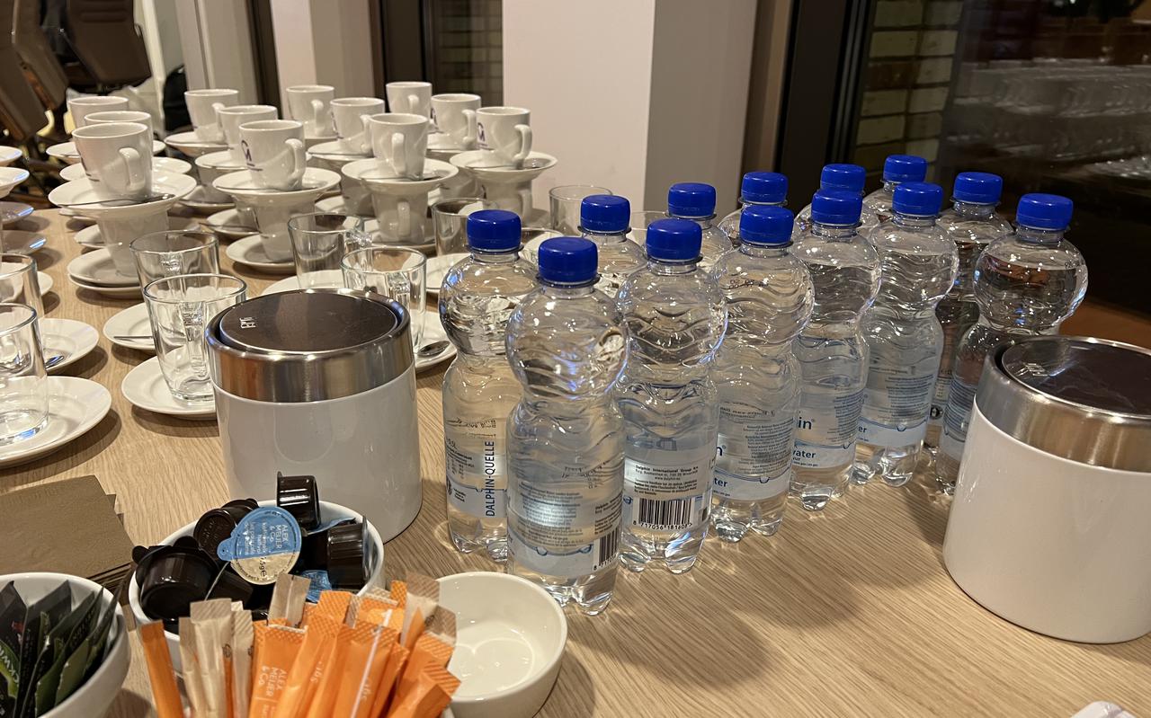 Plastic flesjes bij de raadsvergadering in Hoogezand