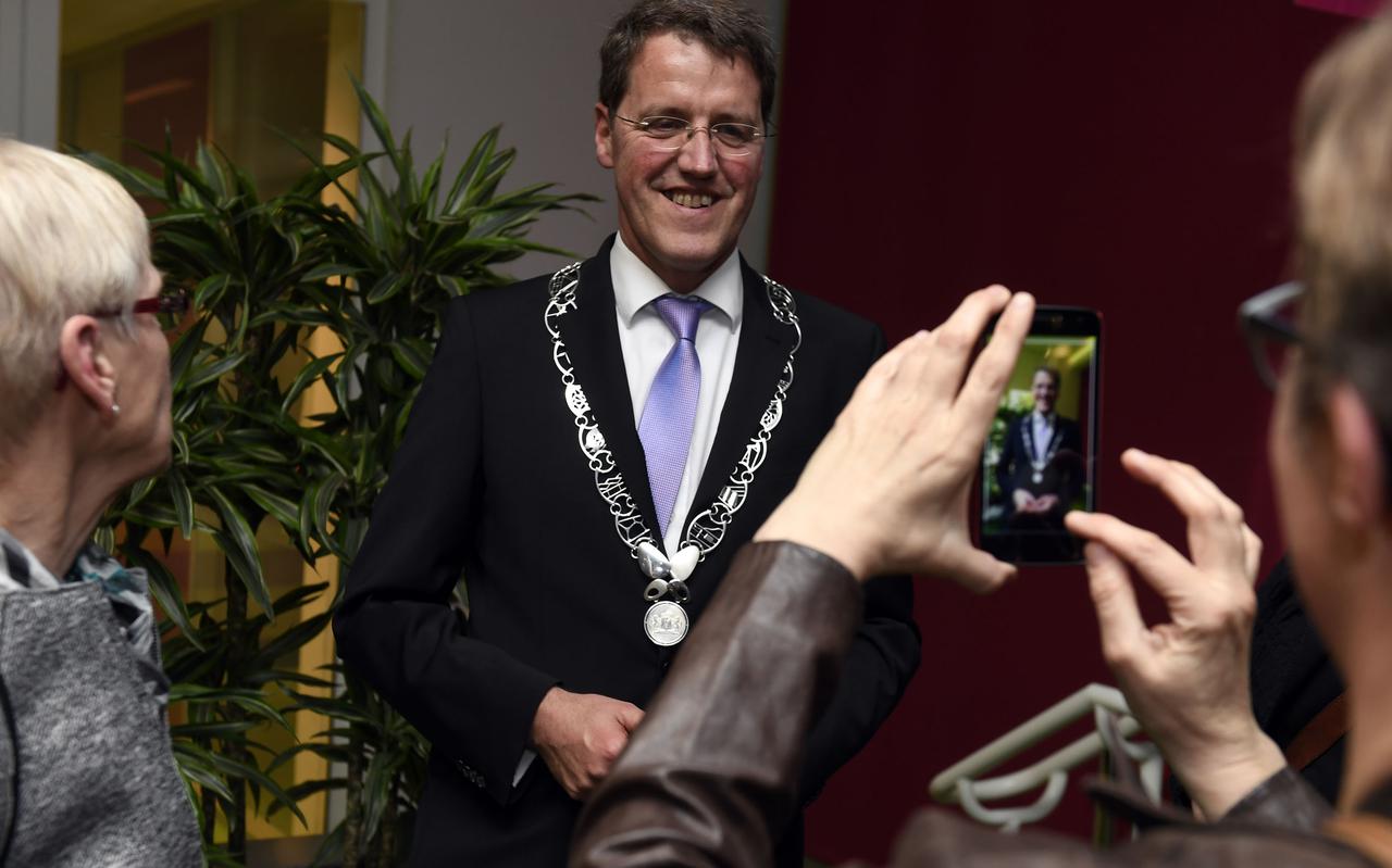 Eric van Oosterhout toen hij zelf in het voorjaar van 2017 werd geïnstalleerd als burgemeester van Emmen. Vanaf begin januari krijgt hij er op 'eigen' grondgebied een vakgenoot bij.