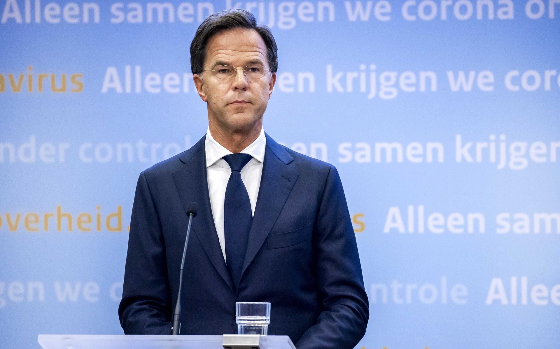 Premier Mark Rutte blijft in persconferenties hameren op de eigen verantwoordelijkheid van Nederlanders om het virus in te dammen.