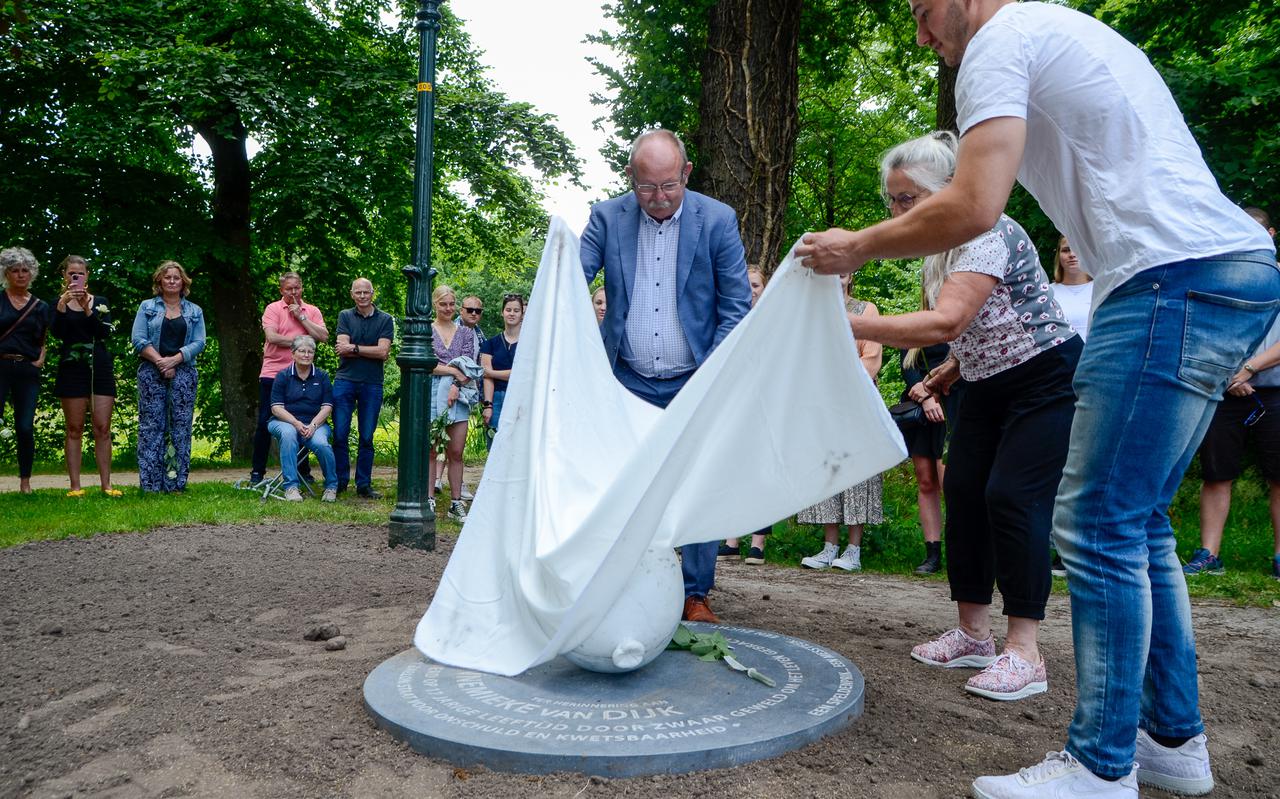 De onthulling van het monument door burgemeester Klaas Smid, de broer en de moeder van Annemieke. 