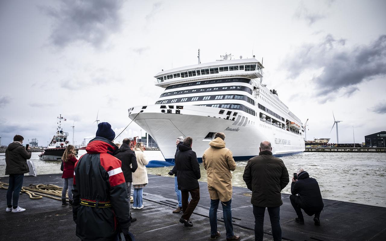 De veerboot MS Romantika arriveert vrijdag voor het eerst in de Eemshaven. Het meert af bij de nieuwe terminal van de Holland Norway Lines.