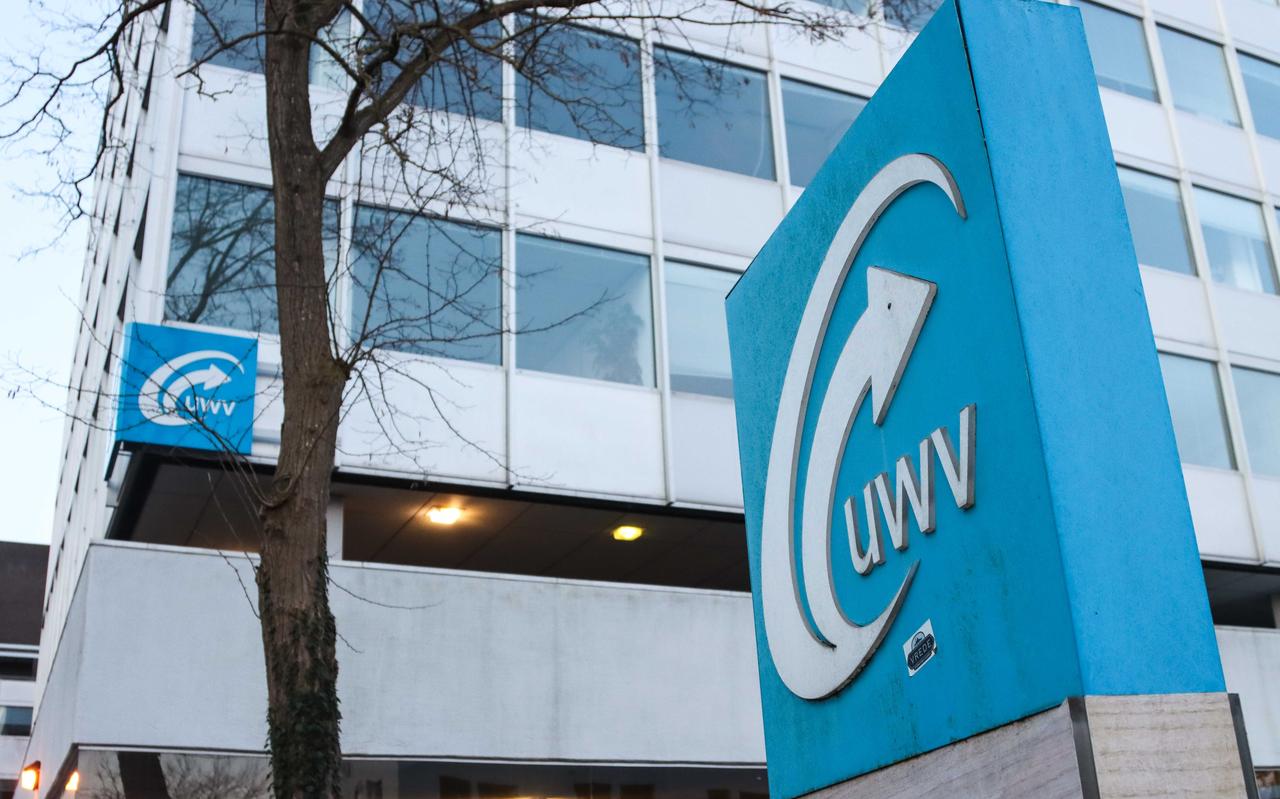 Logo van UWV bij een kantoorpand. Logo van UWV bij een kantoorpand.