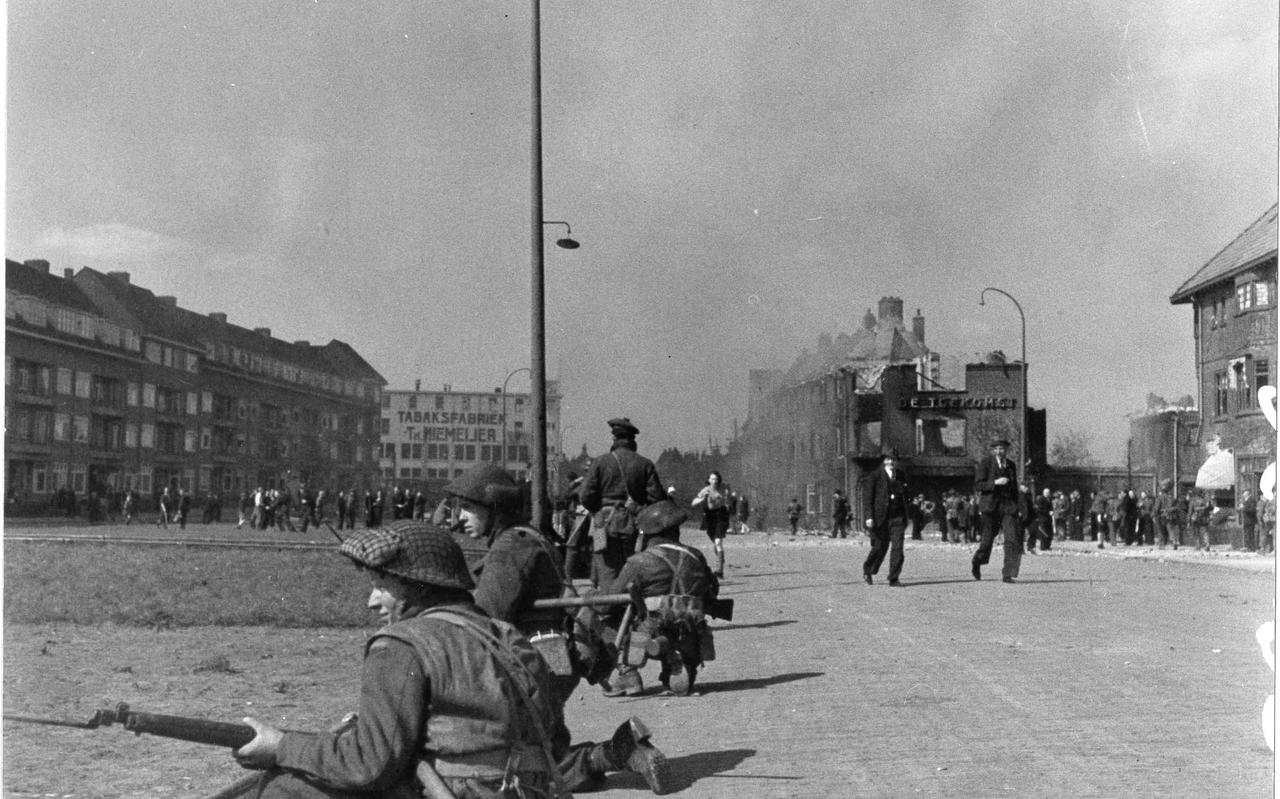 Canadese soldaten op de Paterswoldseweg tijdens de bevrijding van Groningen.