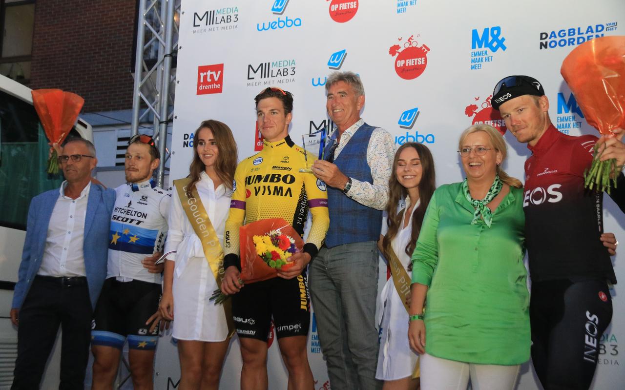 Dylan Groenewegen won zondagavond de 42e Gouden Pijl in Emmen. Tweede van rechts voorzitter Roelie Lubbers. Dylan Groenewegen won zondagavond de 42e Gouden Pijl in Emmen. Tweede van rechts voorzitter Roelie Lubbers.