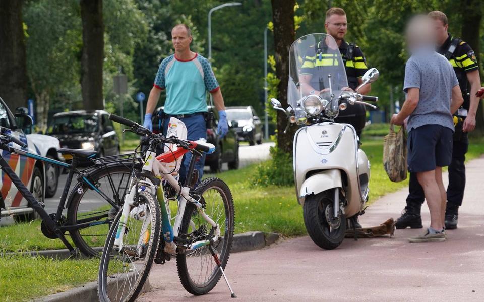 Gewonde fietser naar het ziekenhuis na botsing met auto in Apeldoorn. Gewonde fietser naar het ziekenhuis na botsing met auto in Apeldoorn.