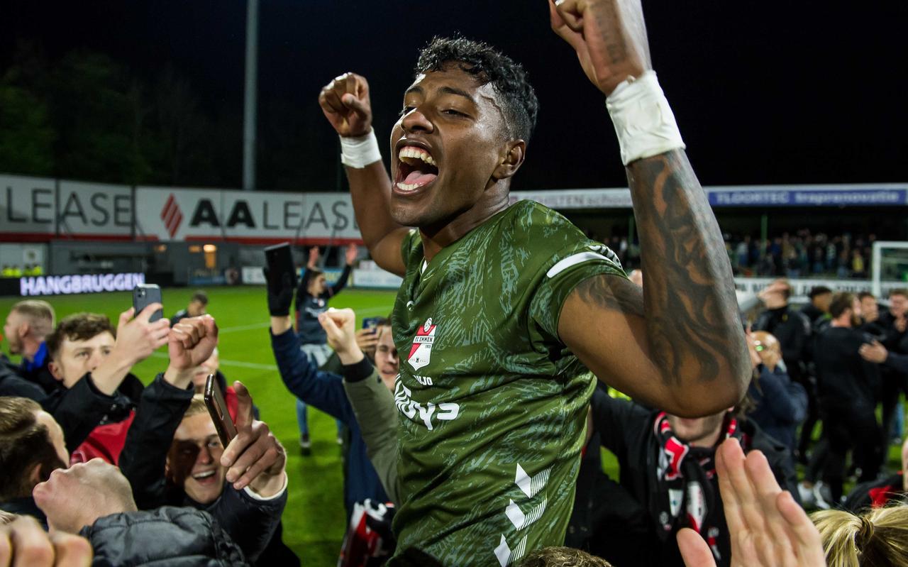 FC Emmen-speler Miguel Araujo op de schouders na het duel met FC Dordrecht. FC Emmen-speler Miguel Araujo op de schouders na het duel met FC Dordrecht.