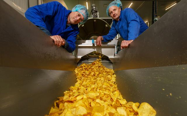 Folmer en Bjorn hadden nog nooit chips gemaakt. Nu leveren ze aan heel ...