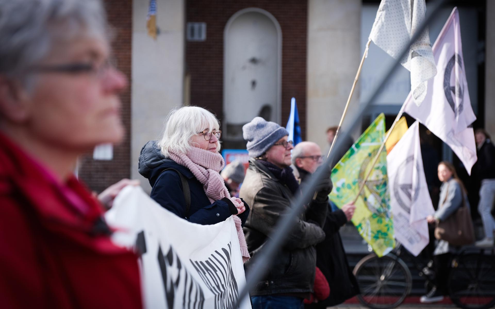 Demonstranten van Extinction Rebellion liggen voor dood op de Vismarkt in Groningen.
