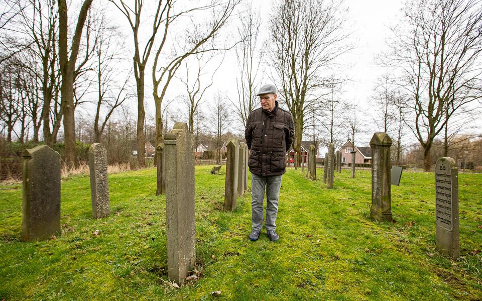 Willem Fokkens op de bijzondere Joodse rustplaats in Bad Nieuweschans