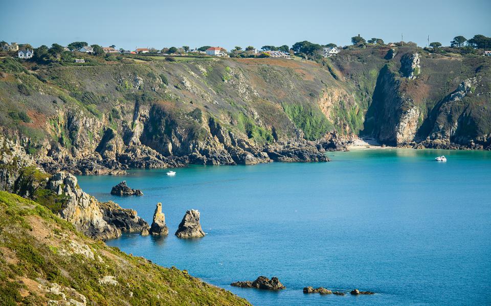 Grillige kustlijn van Guernsey -