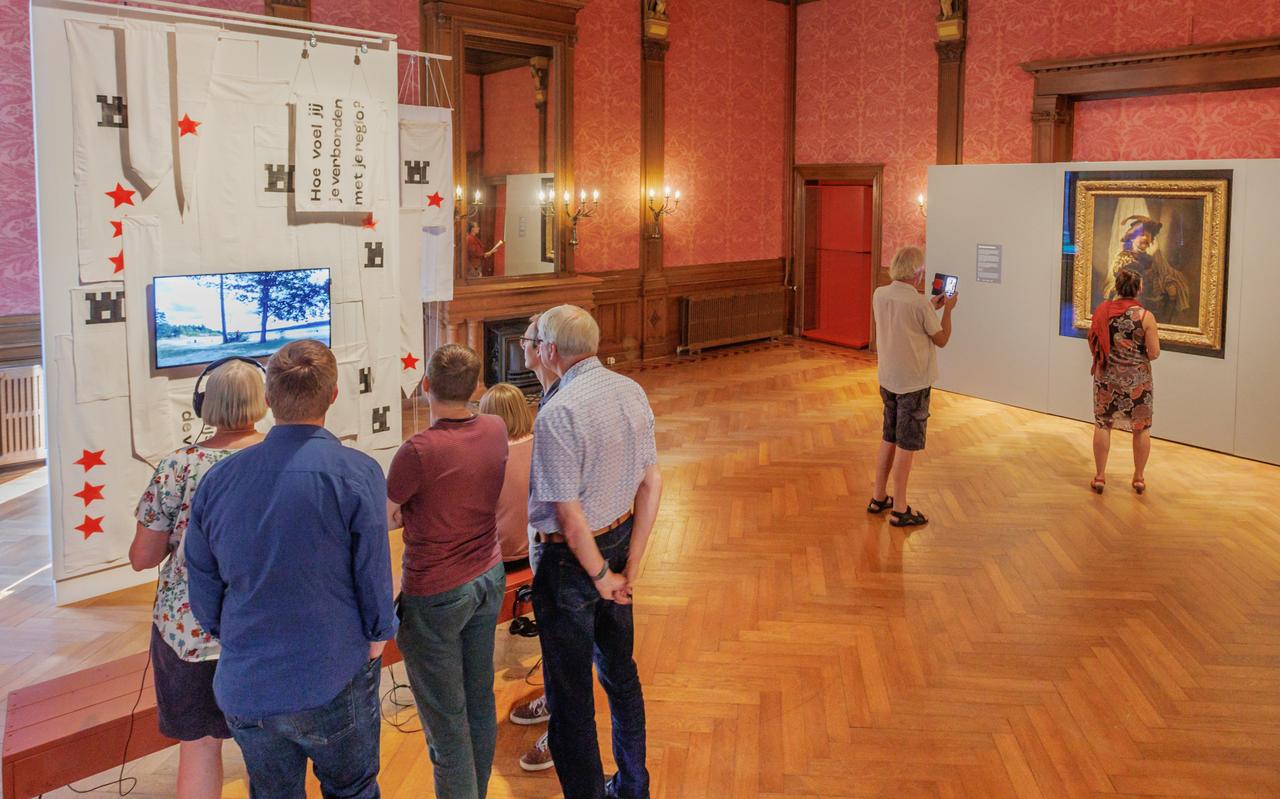 De vaandeldrager van Rembrandt lijkt het in het Drents Museum in Assen qua bekijks af te leggen tegen het installatie De Drentse vlaggenhijsers in dezelfde ruimte. De vaandeldrager van Rembrandt lijkt het in het Drents Museum in Assen qua bekijks af te leggen tegen het installatie De Drentse vlaggenhijsers in dezelfde ruimte.