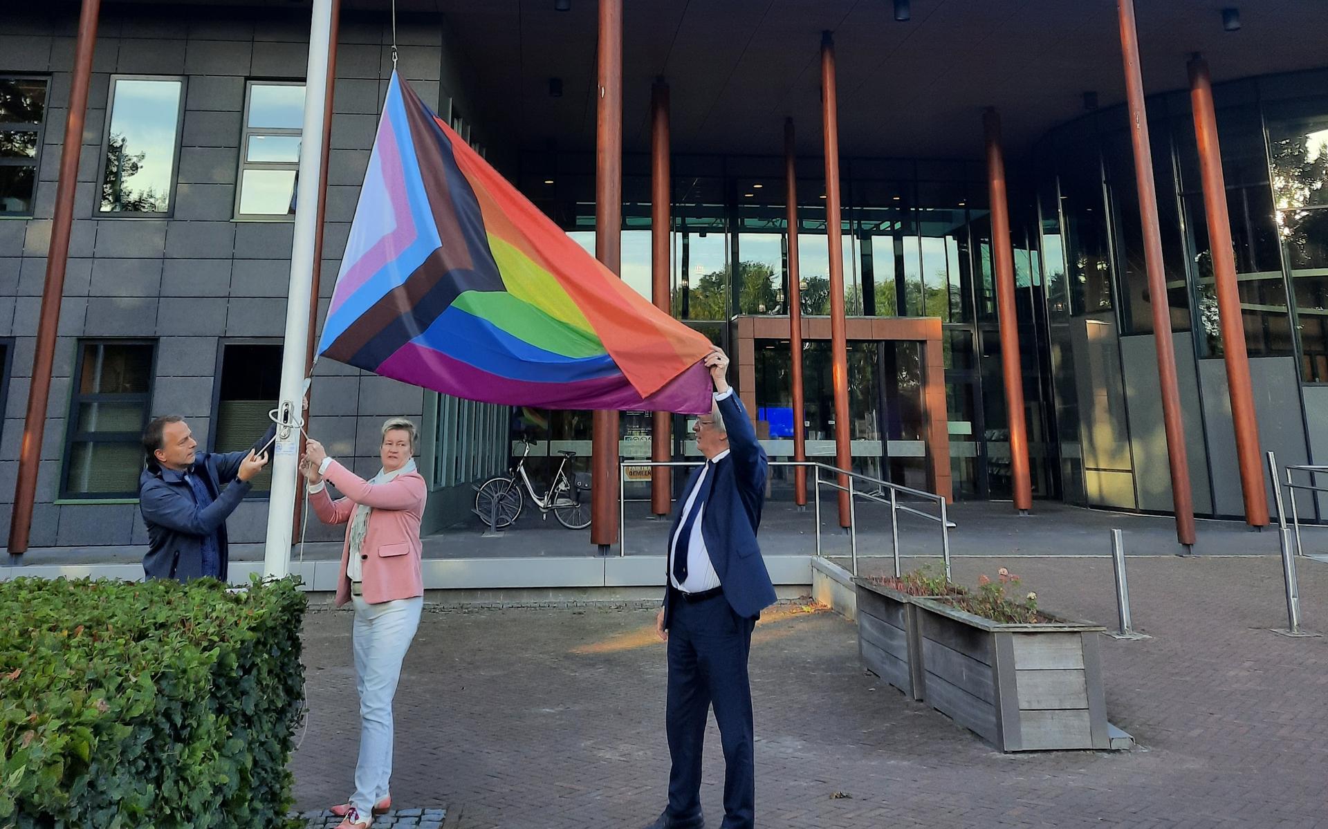 De vlag wordt gehesen.