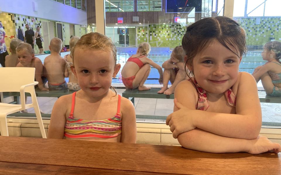 Demi Kramer (links) en Puck Bax: dol op de zwemlessen van Het Palet in Aquarena