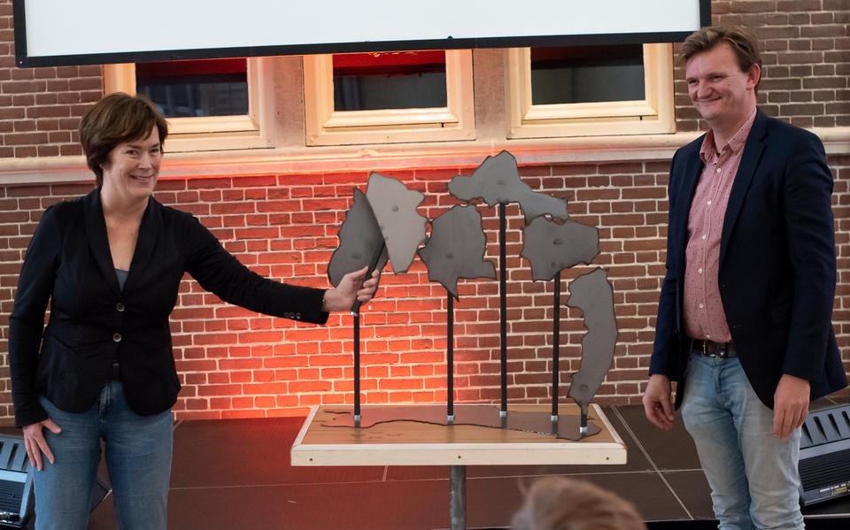 Om de 'overdracht' van het vuur te symboliseren werden Pekela, Stadskanaal en Veendam donderdag toegevoegd aan het estafettekunstwerk van de hand van Pieter Oosting uit Uithuizen. 