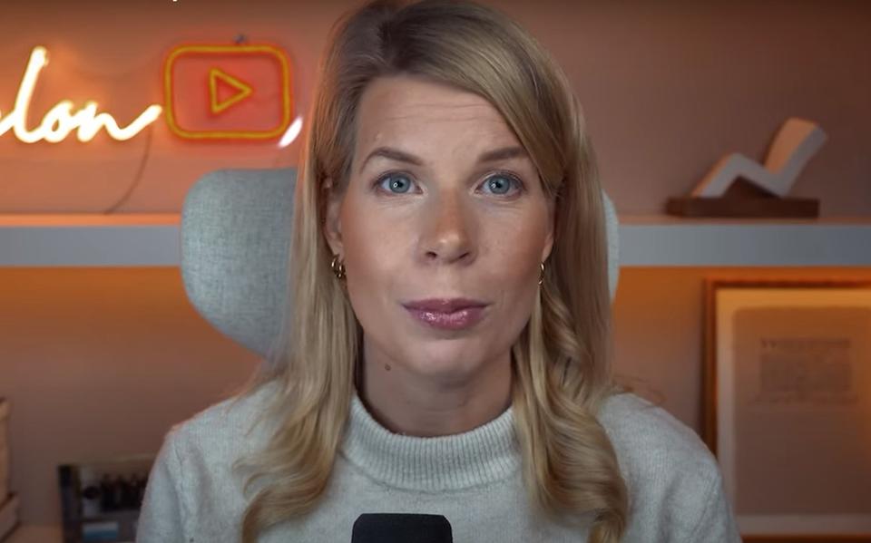 YouTuber Madelon Vos die studeerde in Groningen en opgroeide in Paterswolde inde 2 miljoen euro voor haar gratis online beleggingscursus. 