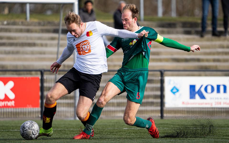 Geertjan Liewes (links) in maart 2022 in actie voor zijn oude club, Be Quick 1887, in een wedstrijd tegen De Zouaven. Wie weet speelt hij binnenkort weer op de Esserberg in Haren. 