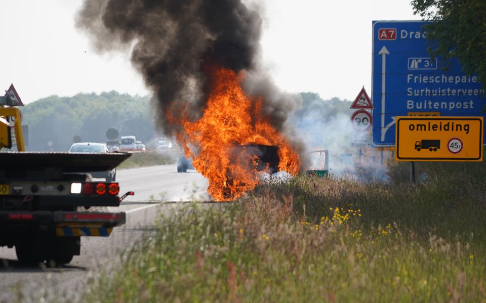 Auto vliegt in brand op A7.