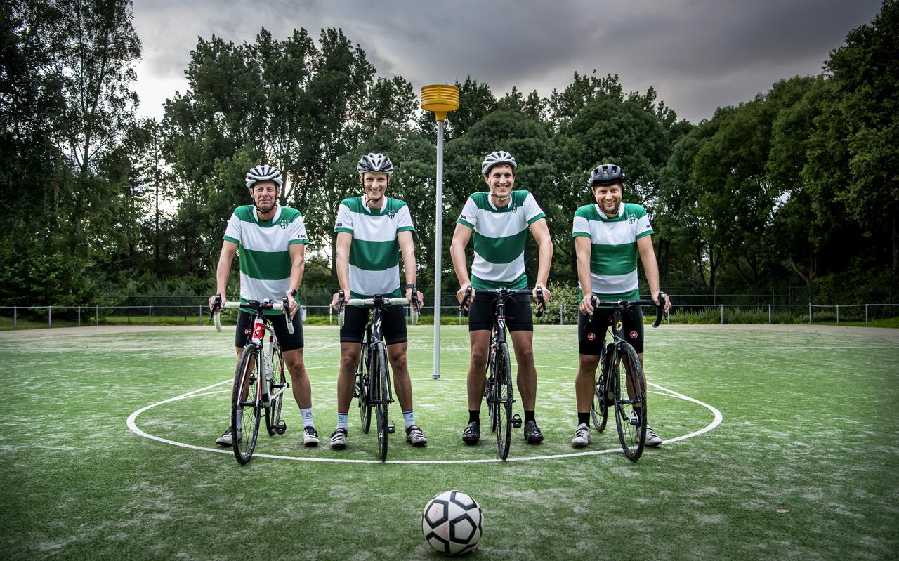 Willem van Kalsbeek, Maarten de Ruiter, Gerwin Blankevoort en Jos Bosma bij de velden en het clubgebouw van Nic. Daar zullen ze straks na hun fietstocht aankomen.