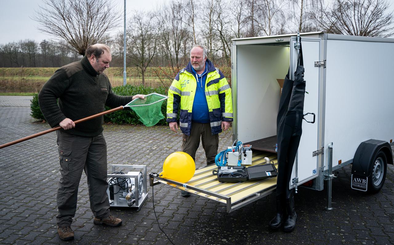 Henk Mensinga (links) neemt de apparatuur in ontvangst van Gerrit van Eck van Sportvisserij Nederland Henk Mensinga (links) neemt de apparatuur in ontvangst van Gerrit van Eck van Sportvisserij Nederland