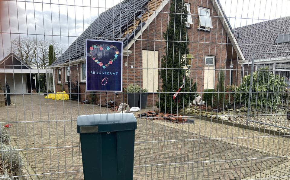 De opbeurbox voor het door explosies onbewoonbaar geraakte huis aan de Brugstraat in Schoonoord.