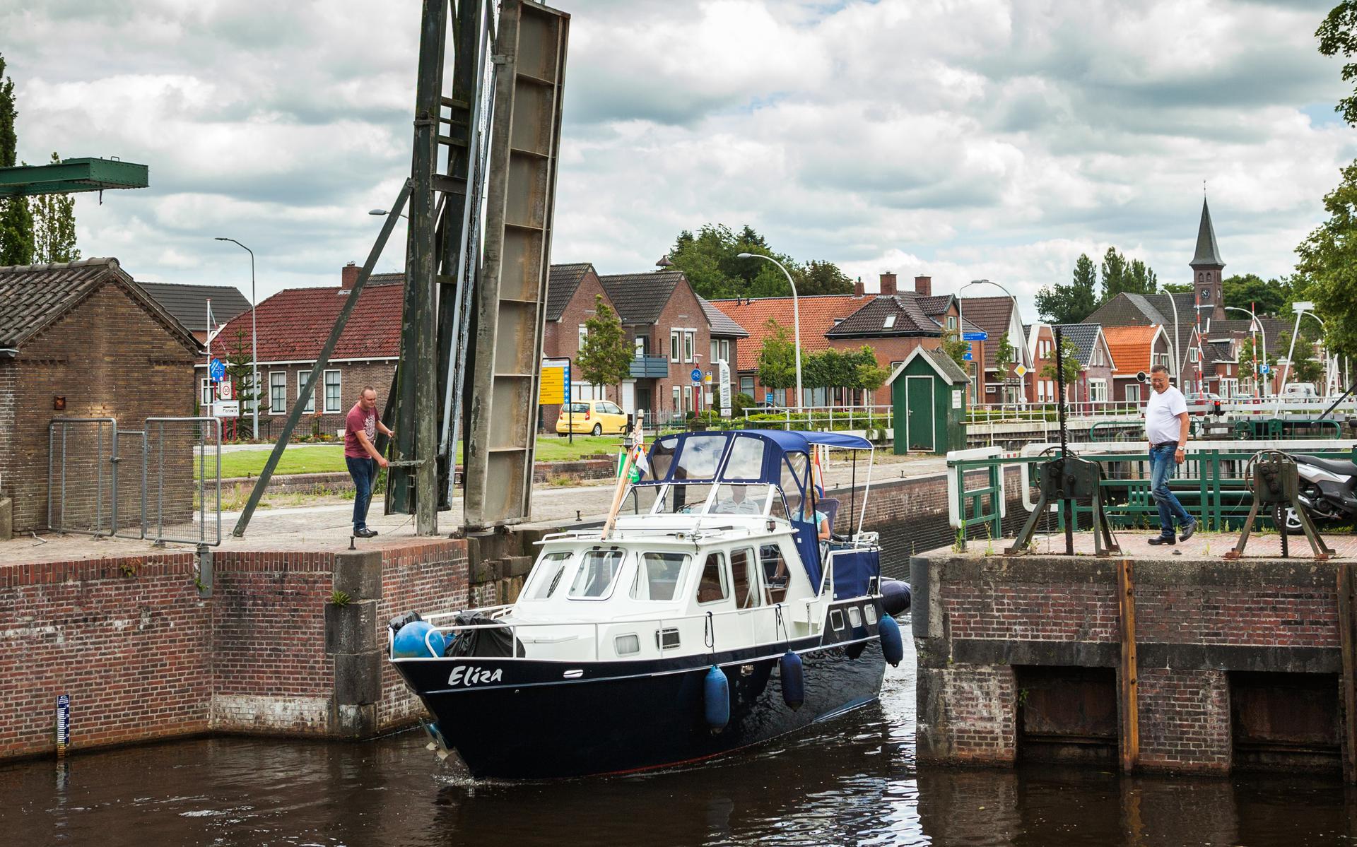 Een bootje vaart door het Stadskanaal in Musselkanaal, door achterstallig onderhoud zijn er steeds meer routes onbevaarbaar.
