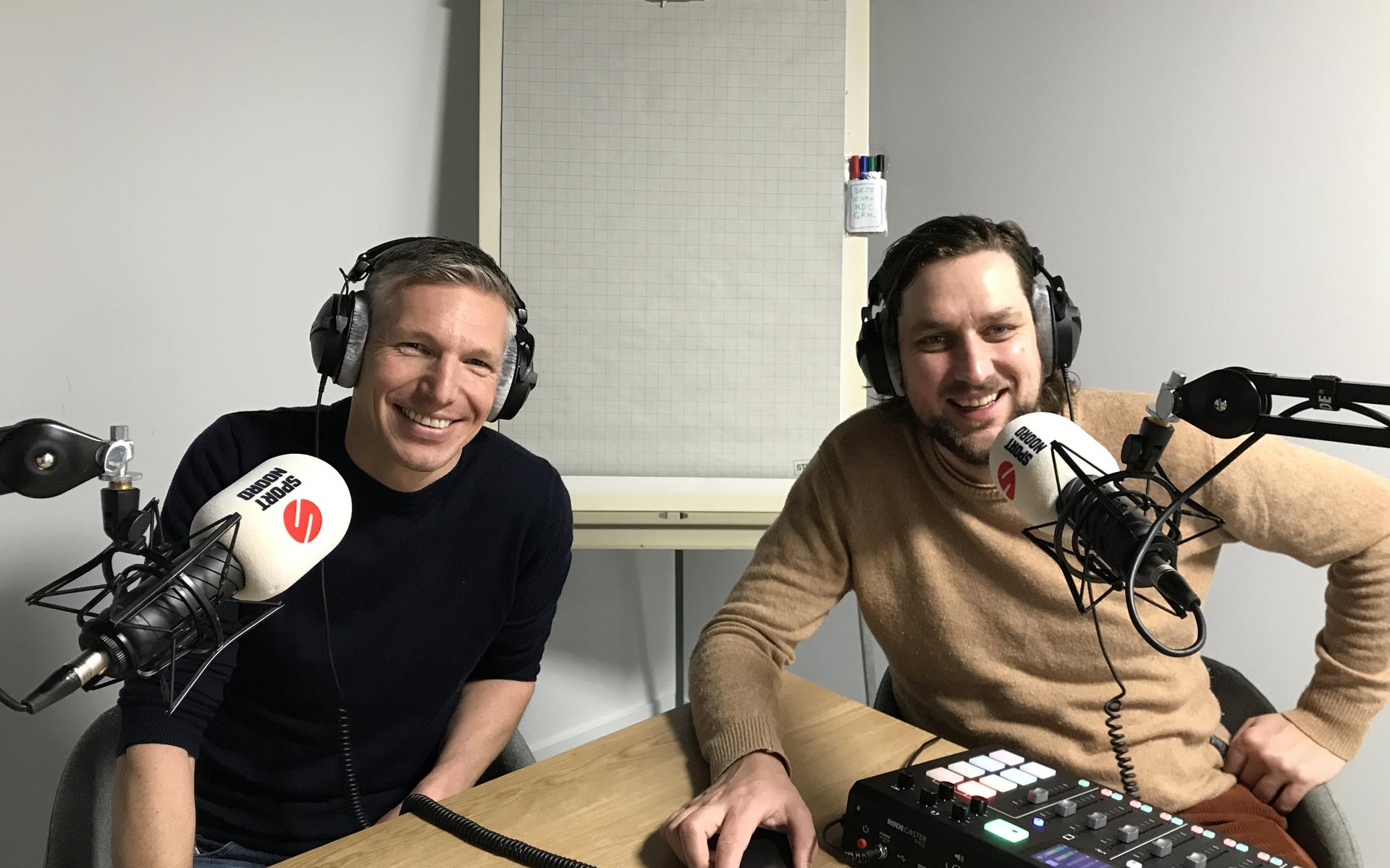 Sidekick Lesmond Prinsen (l) en FC Emmen-watcher Thijs de Jong.