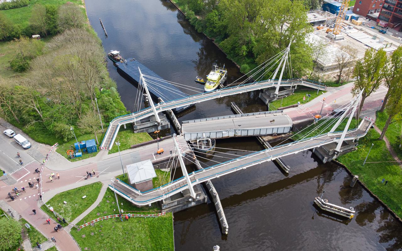 De kapot gevaren Gerrit Krolbrug. De kapot gevaren Gerrit Krolbrug.