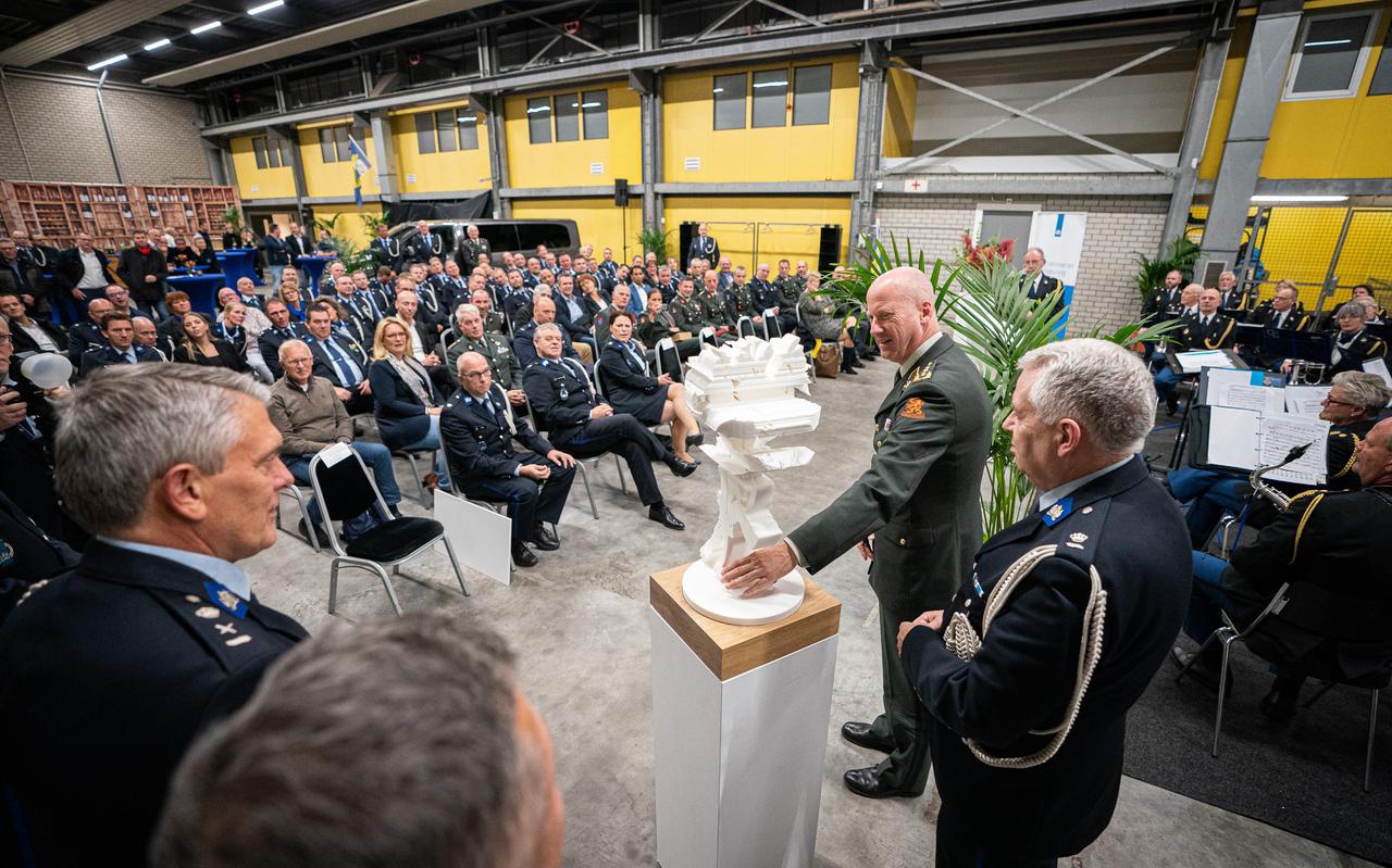 De nieuwbouw van de vervoersdienst DVO op de kazerne in Assen werd in 2019 feestelijk in gebruik genomen. Rechts directeur Operatie Jelte Penninga en voor hem generaal Martin Wijnen.