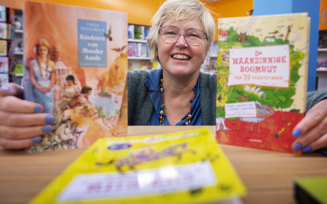 Ingeborg van den Bovenkamp van de Groningse Kinderboekenhandel met Thea Beckman en De Waanzinnige Boomhut.