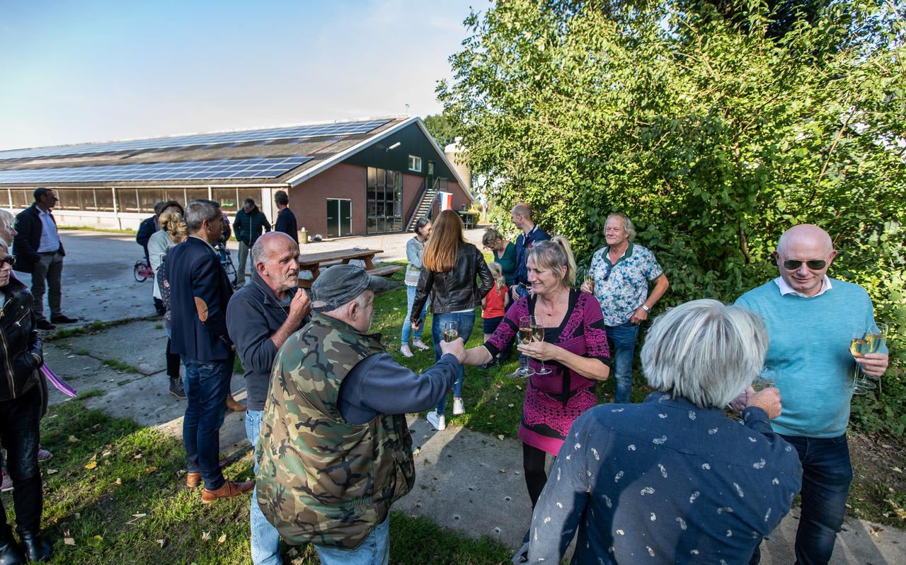De Oudeschanskers toosten op de ingebruikname van het collectieve zonnedak De Oudeschanskers toosten op de ingebruikname van het collectieve zonnedak