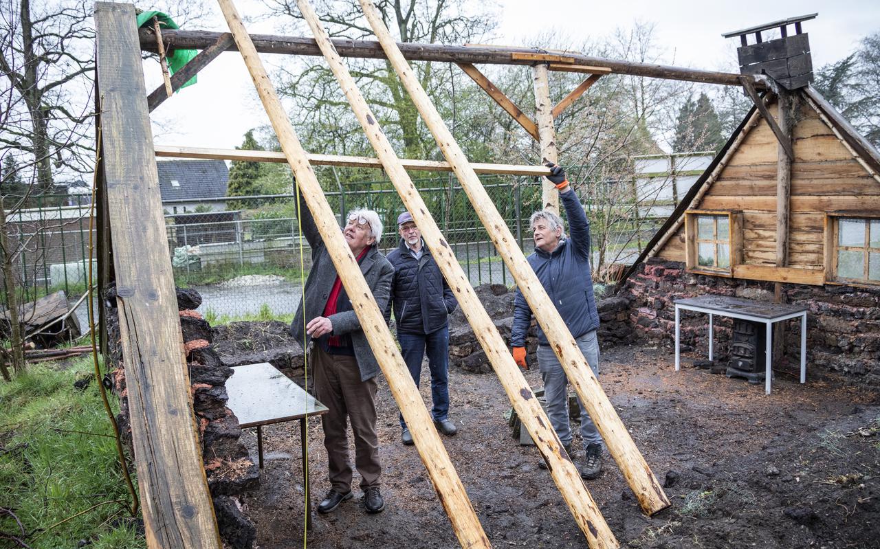 Siep&Co-bestuurders Harry Ots, Jan Meijerhof en Sebes Zevenhuizen (van links naar rechts) renoveren de hut.