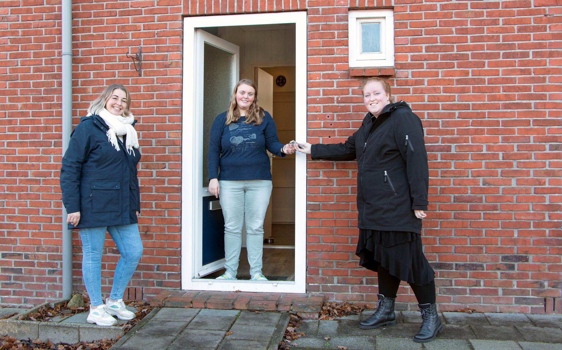 Eind vorig jaar ontving Jolanda de sleutel van haar woning (v.l.n.r.: Annemarie Giesen, Jolanda Simens, Chantal Benes).