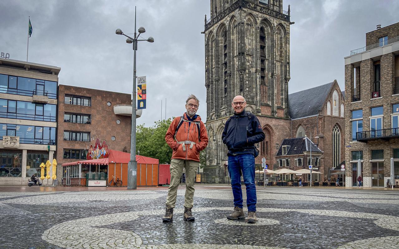 Aries Oldenhuis (links) en Jan de Vries (rechts) lopen van de Eemshaven naar Glasgow om aandacht te vragen voor de verwoesting van de planeet. Af en toe smokkelen ze een stukje. ,,We zijn wel goed, maar niet gek.''