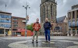 Aries Oldenhuis (links) en Jan de Vries (rechts) lopen van de Eemshaven naar Glasgow om aandacht te vragen voor de verwoesting van de planeet. Af en toe smokkelen ze een stukje. ,,We zijn wel goed, maar niet gek.''
