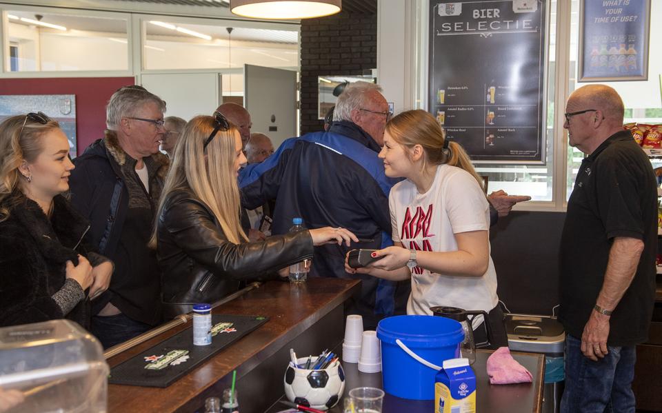 Vrijwilligers achter de bar in de kantine van SVV Schoonebeek. 