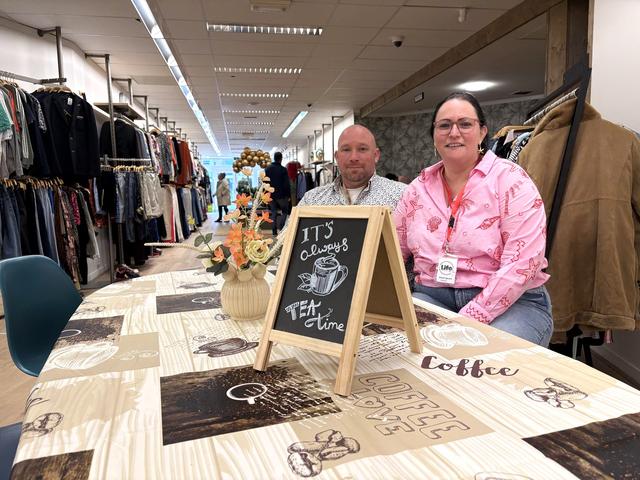 Kledingbank Assen voor minima op nieuwe locatie, ook voor ‘gewone’ klanten. ‘Niemand gaat hier weg z