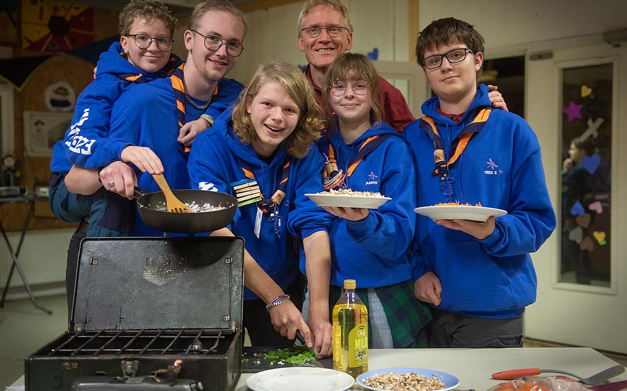 De tieners Roel Steen, Samuel Ockels, Lars van Noort, Judith van Hoorn en Niek Steen (van links naar rechts) gaan in augustus naar de wereldjamboree in Zuid-Korea. Op achtergrond Dolf Huls, die als begeleider of medewerker al vijf wereldjamborees meemaakte en ook dit jaar van de partij is. De tieners Roel Steen, Samuel Ockels, Lars van Noort, Judith van Hoorn en Niek Steen (van links naar rechts) gaan in augustus naar de wereldjamboree in Zuid-Korea. Op achtergrond Dolf Huls, die als begeleider of medewerker al vijf wereldjamborees meemaakte en ook dit jaar van de partij is.