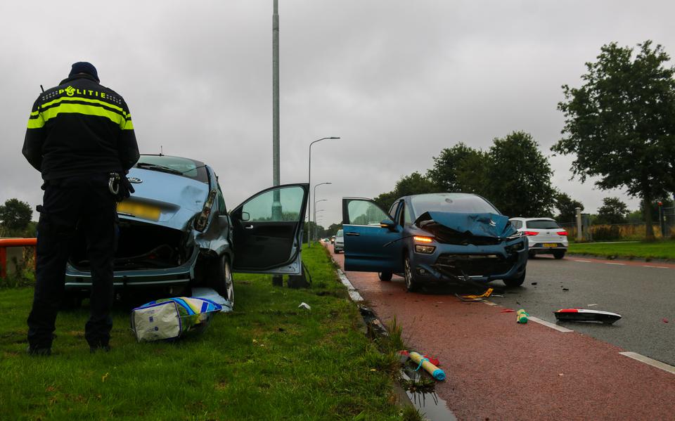 Gewonde en veel schade bij botsing autos in Emmen.