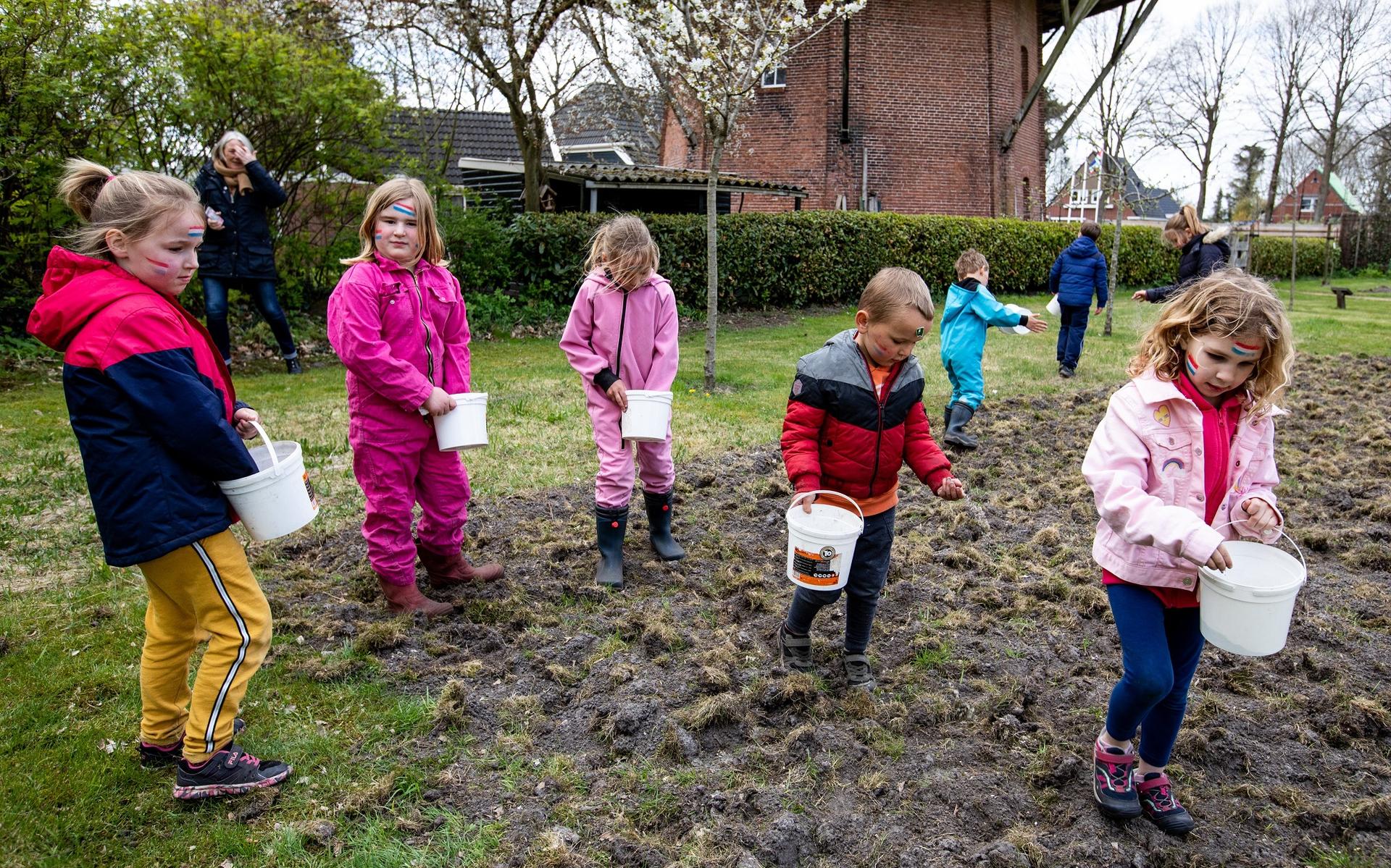 Kinderen in Vriescheloo geven op Nationale Zaaidag de bijtjes en vogeltjes een klein voedselparadijs