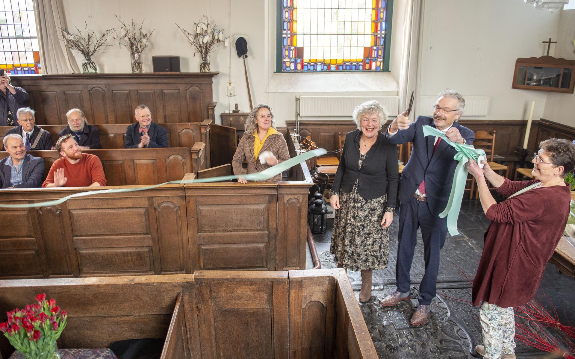 Wethouder Jan Menninga knipt het lint door als startsein.