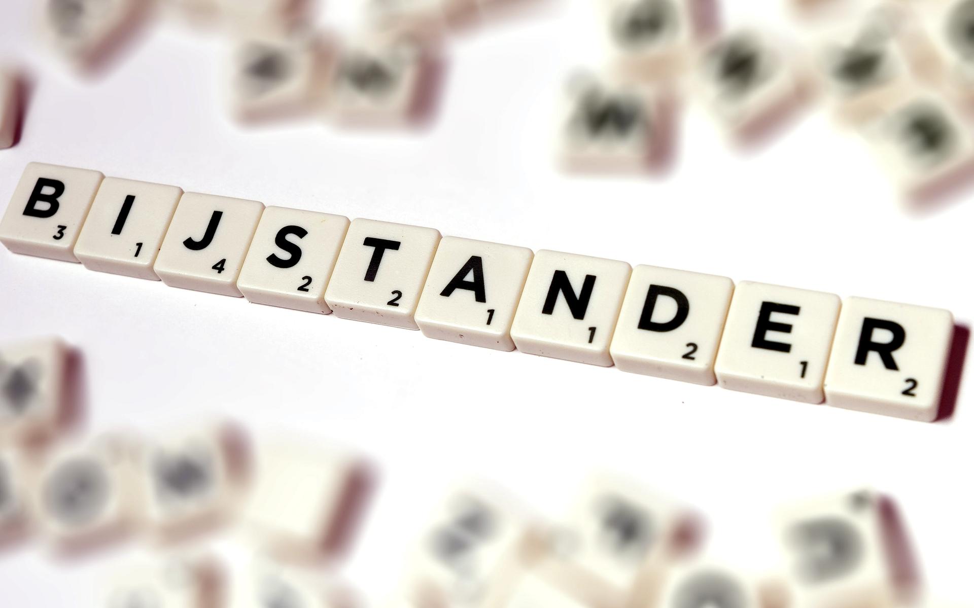 Het aantal 'bijstanders', mensen die in de bijstand zitten, neemt de laatste jaren weer af. Een deel van de mensen die van deze regeling gebruikmaakten is in de AOW beland.