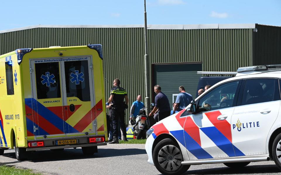 Scooterrijder raakt zwaargewond bij botsing tegen paal in Winneweer.