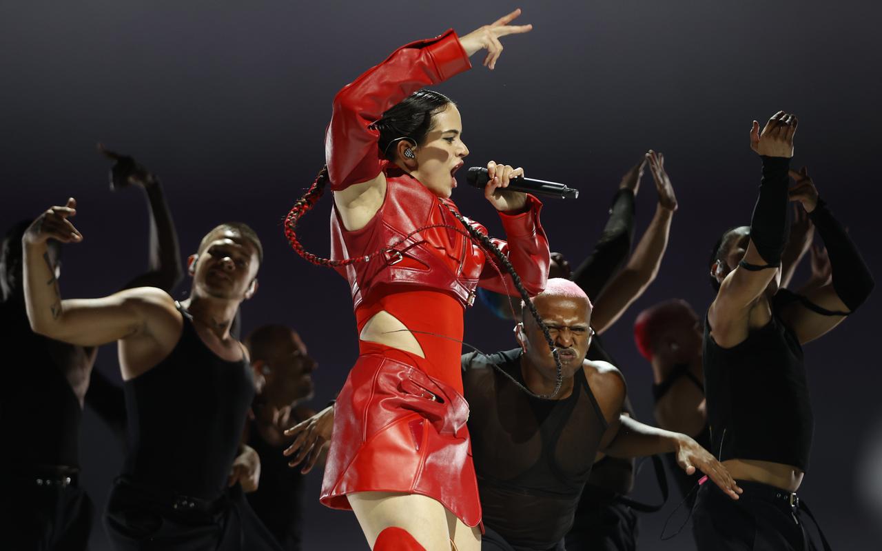 De Spaanse superster Rosalía tijdens een van de concerten uit haar internationale tour 'Motomami' in het WiZink Center in Madrid dit jaar.