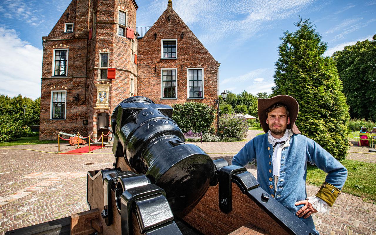 Tim Smit met een replica van het 'Bommen Berend mortier'. Hij ontdekte in 2019 de herkomst van de twee mortieren bij Oldengaerde.