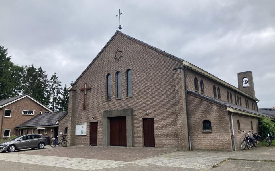 De Franciscuskerk in de Emmer wijk Emmerschans. In de loop van 2025 gaat na ruim zeventig jaar deze kerk dicht.